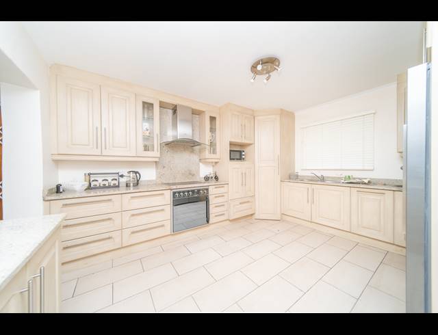 5 BEDROOM FREEHOLD FOR SALE IN COVE ROCK